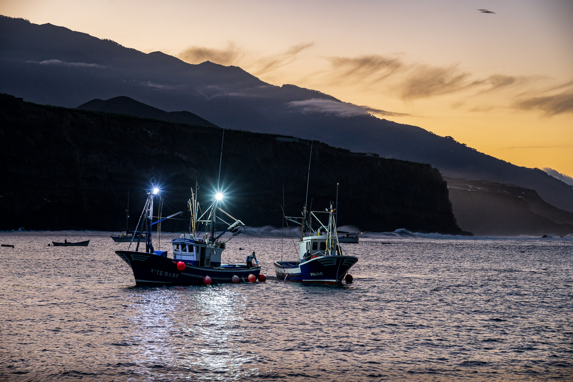 Fischerboot bei Sonnenaufgang