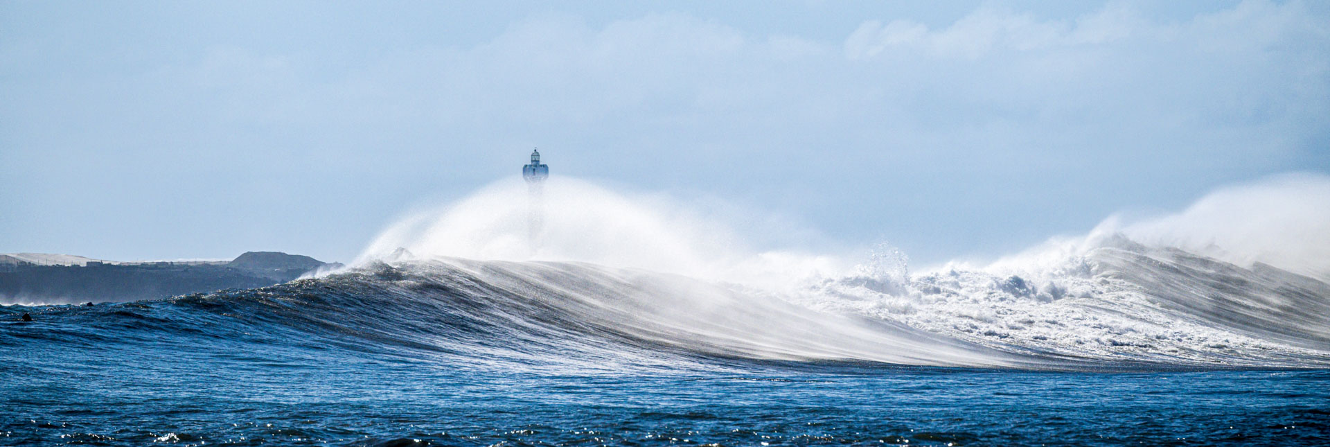 Welle am Leuchtturm