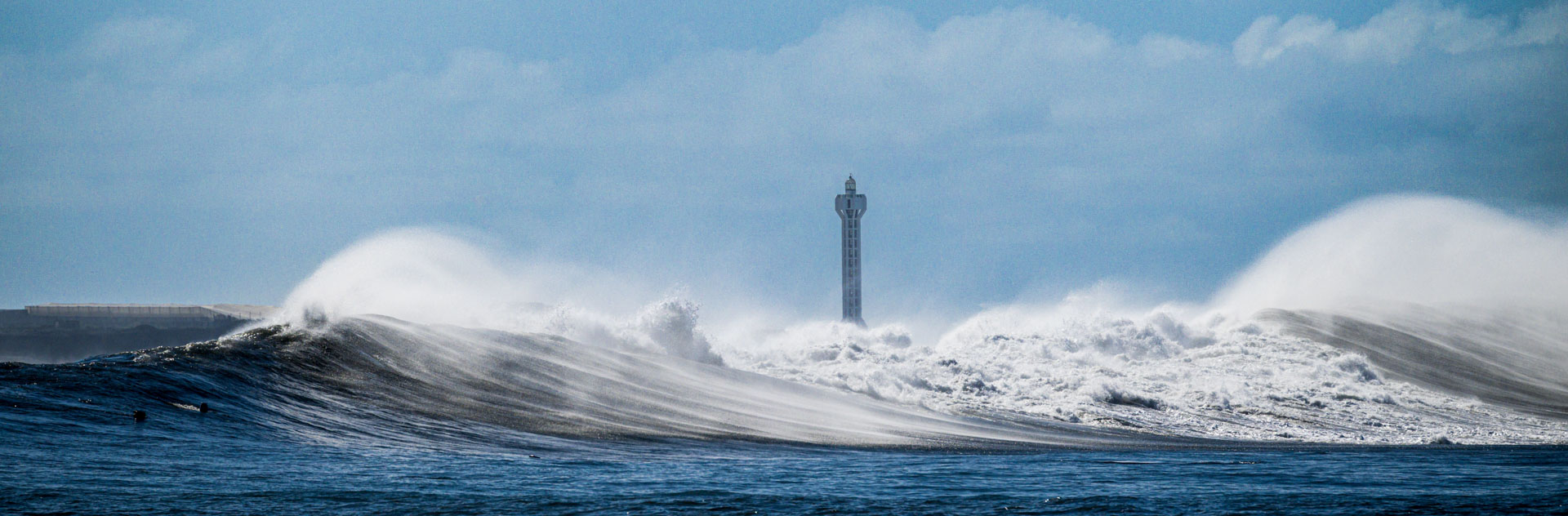 Welle am Leuchtturm