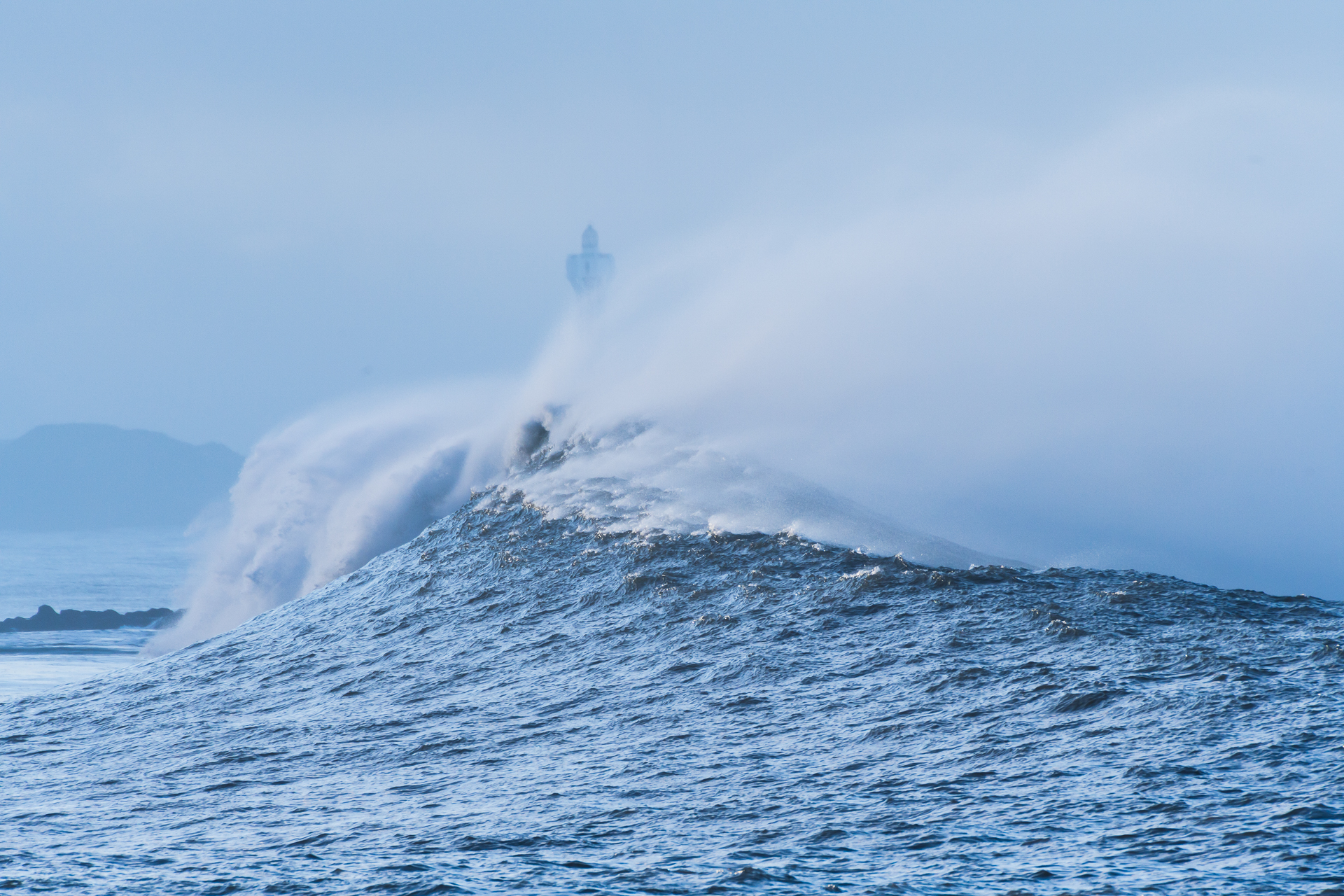Morgens Welle am Leuchtturm
