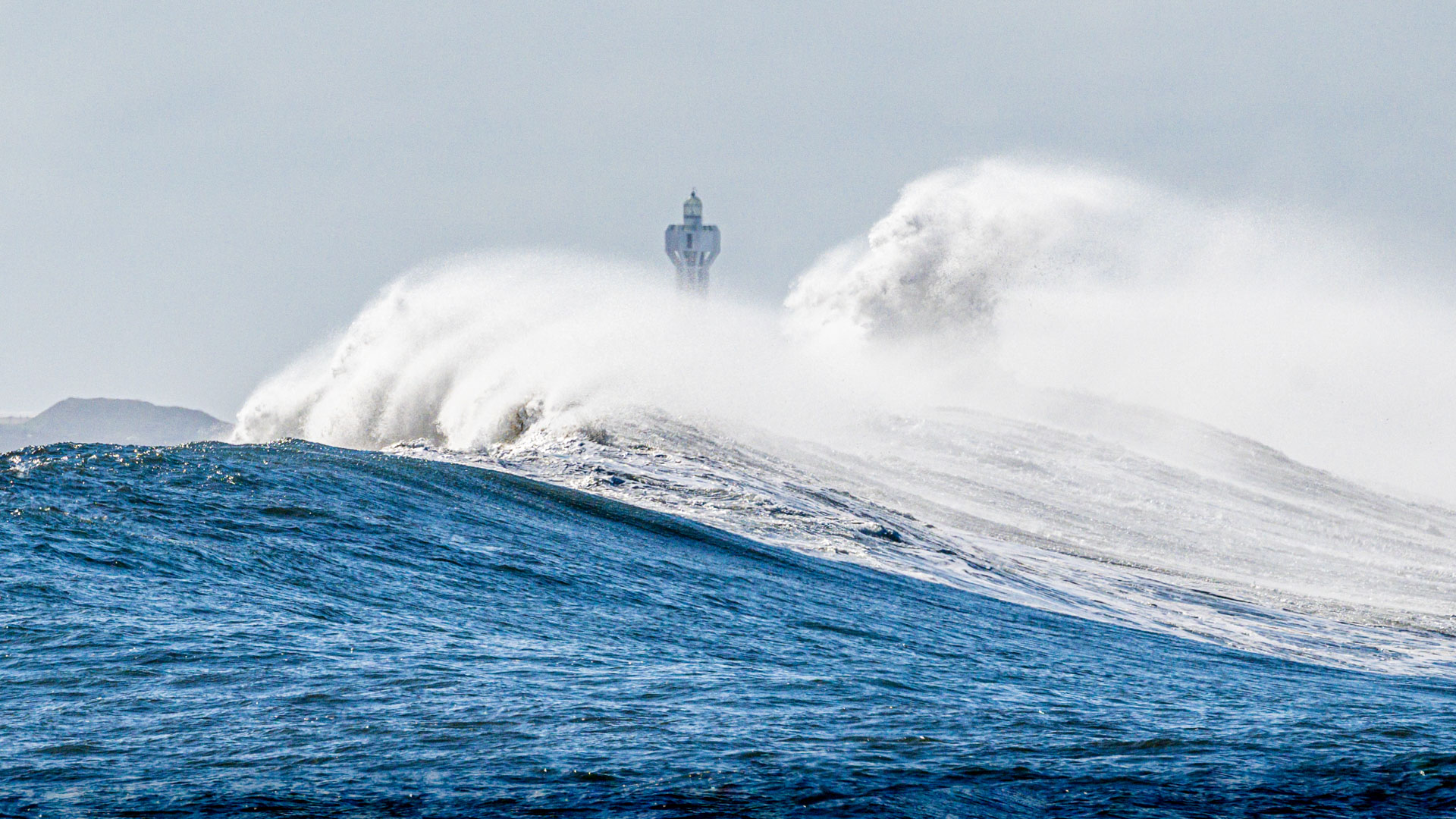 Welle am Leuchtturm