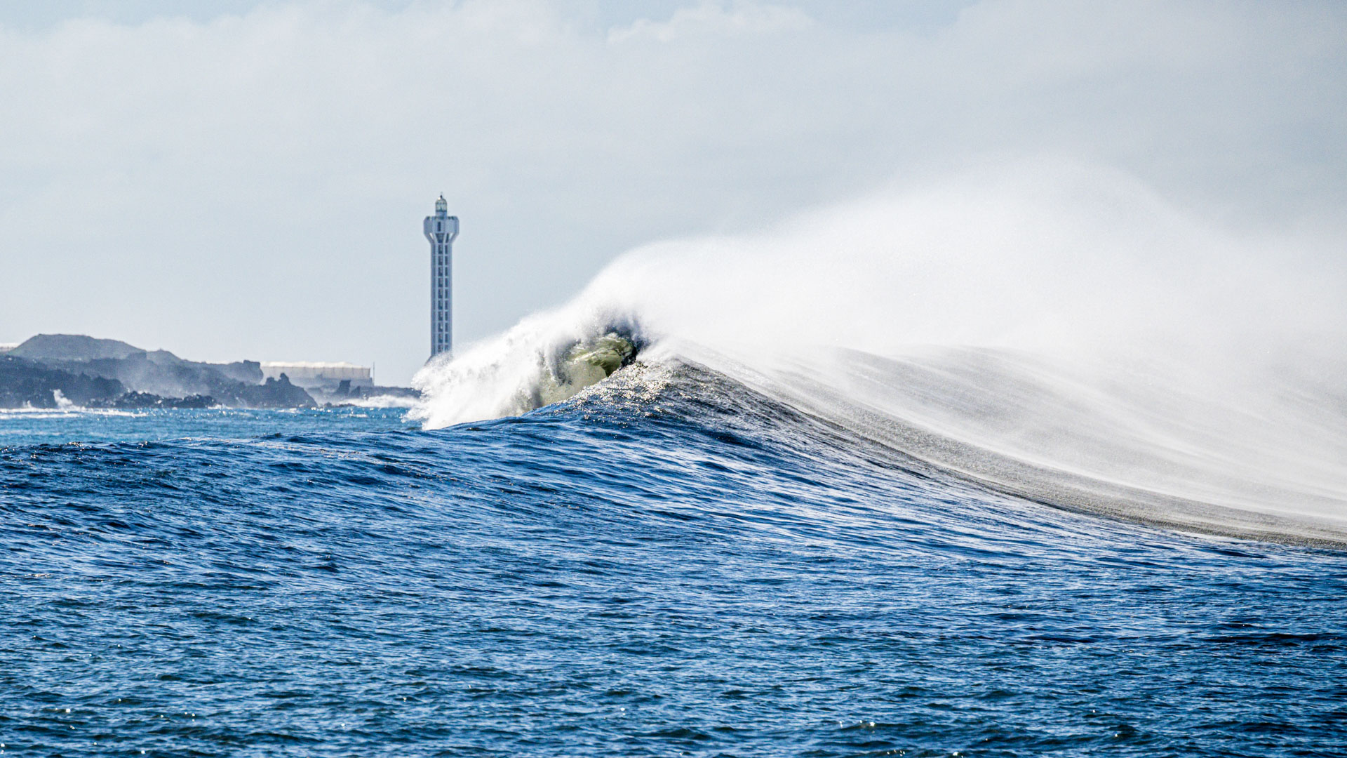 Welle am Leuchtturm