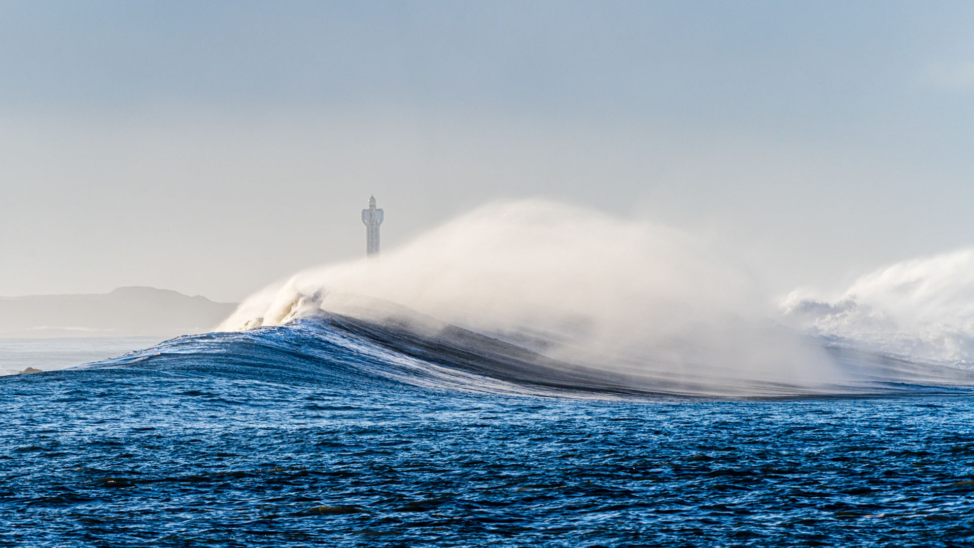 Welle am Leuchtturm