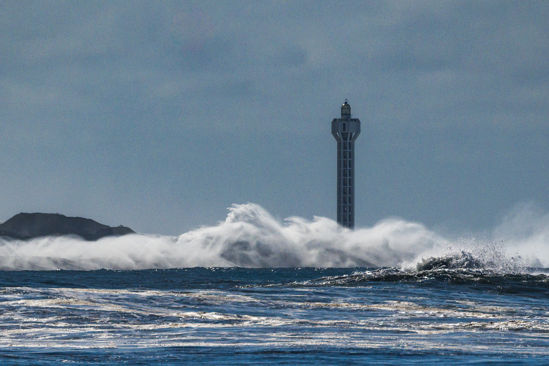 Welle am Leuchtturm