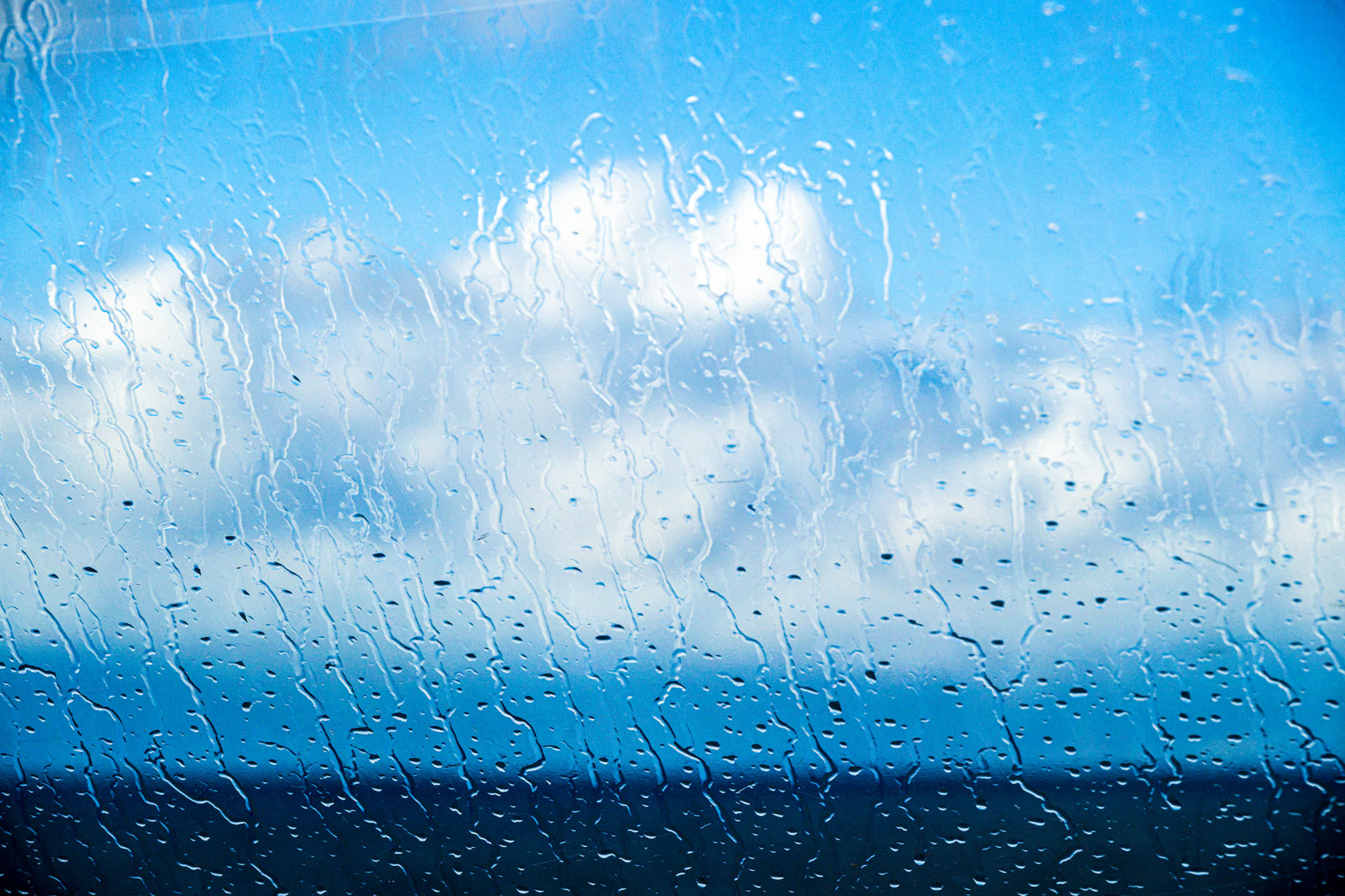 Regentropfen auf einer Scheibe