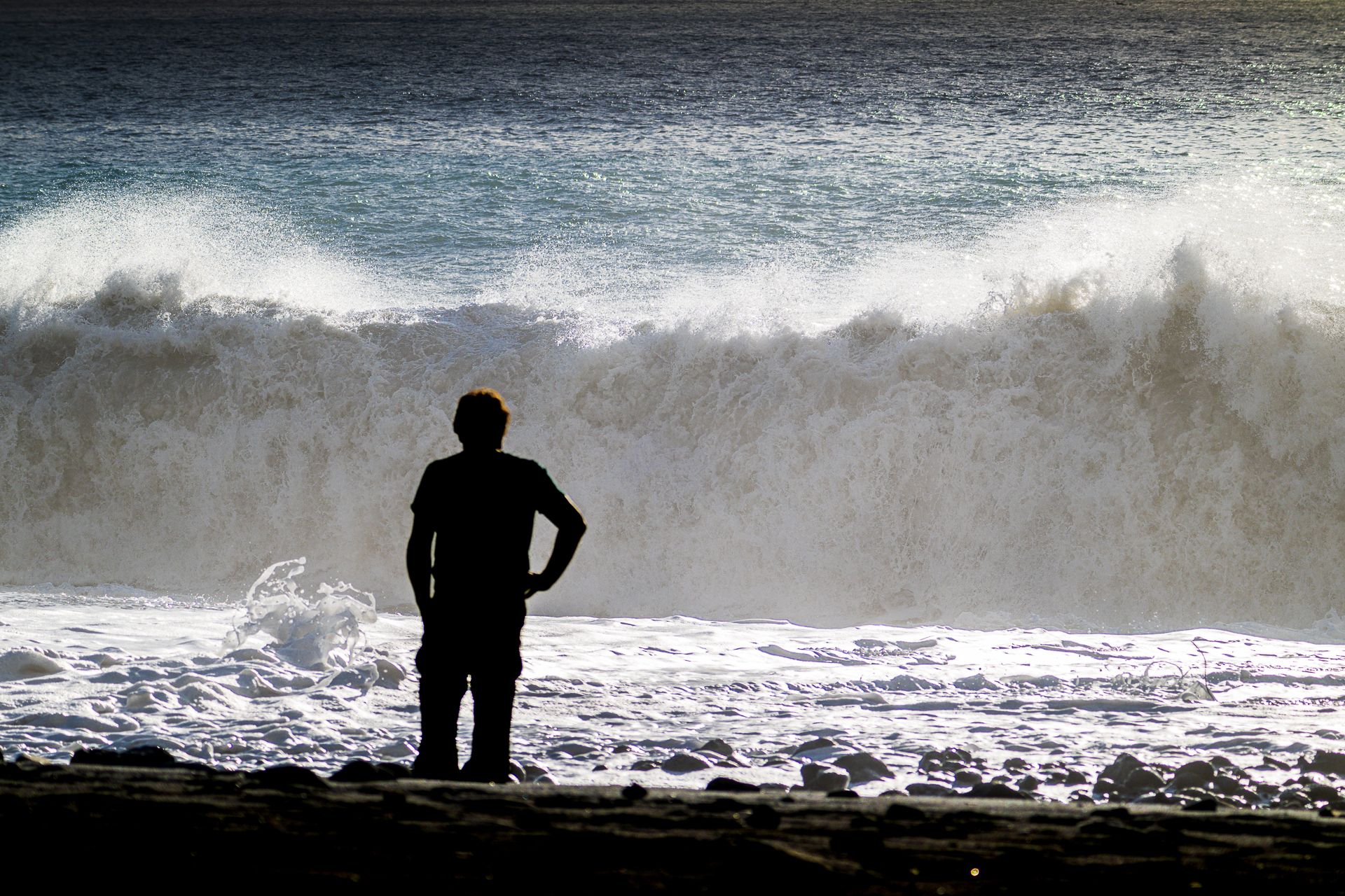 Mann vor einer Welle