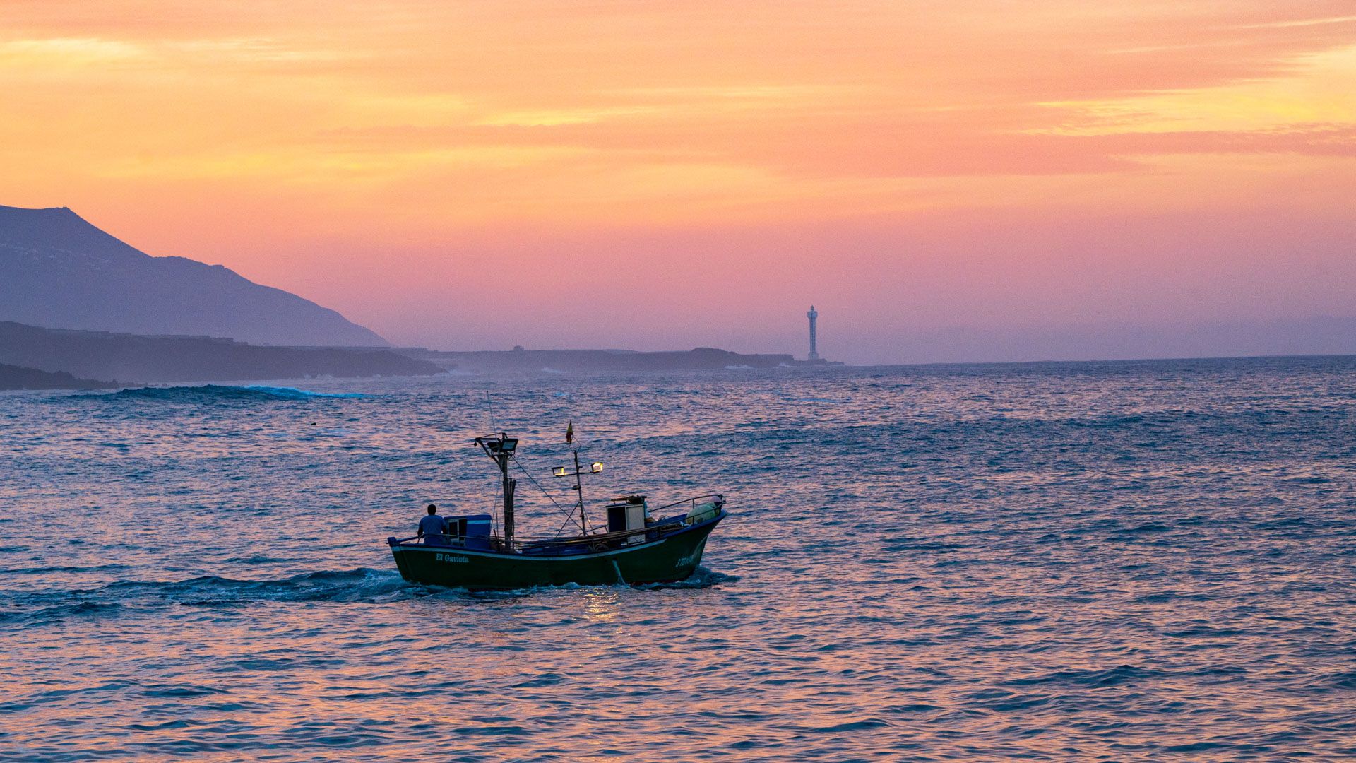 Fischerboot im Sonnenaufgang