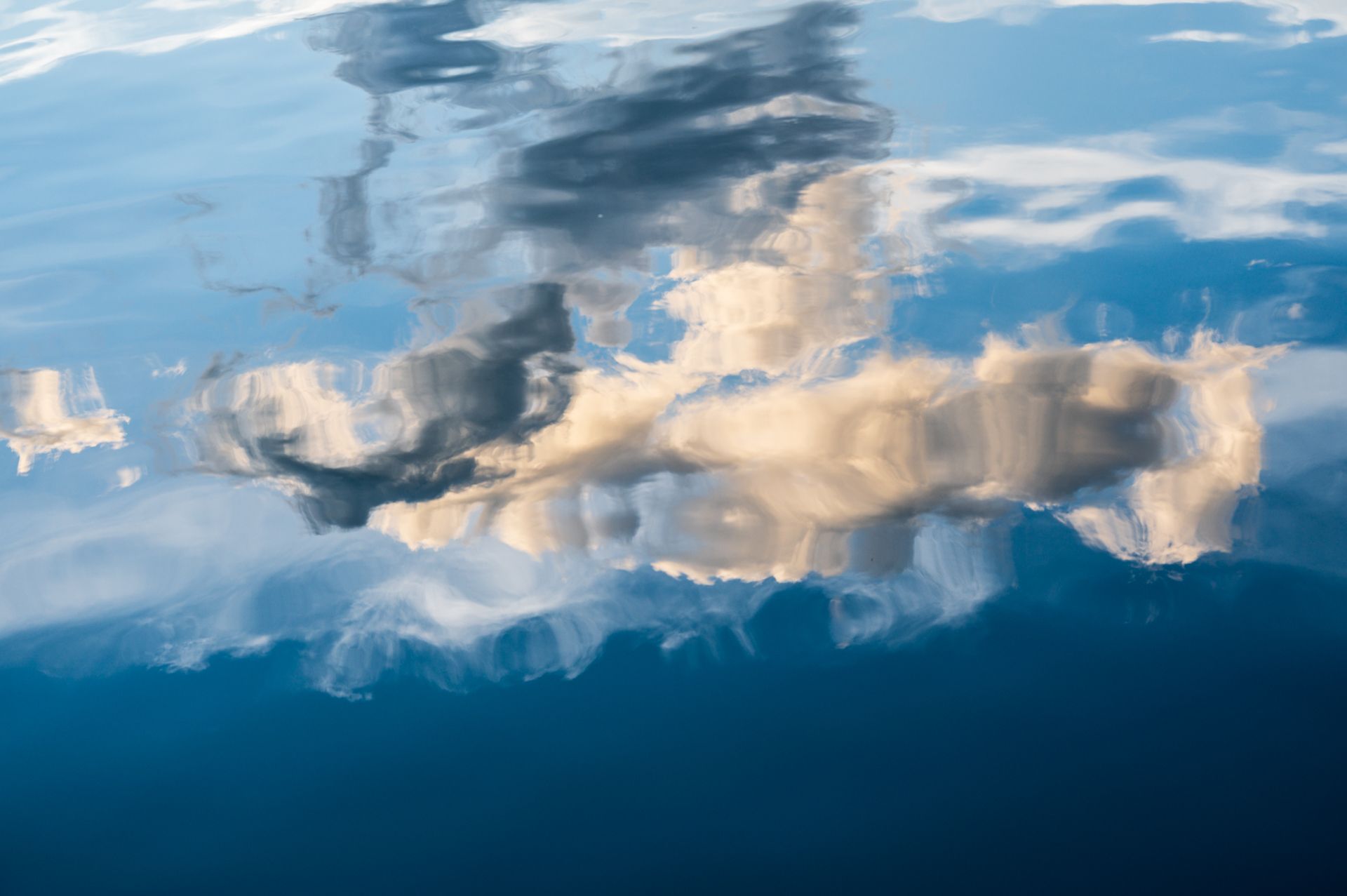 Wolken spiegeln sich im Wasser